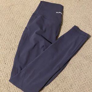 LARGE ALPHALETE SURFACE POCKET LEGGINGS